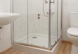 马特劳森蒂姆赖HAVAR Resort的浴室里设有玻璃门淋浴