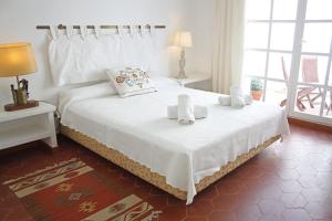 坎布里尔斯Cozy marine & spa villa的卧室配有白色床和毛巾