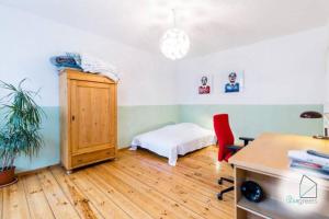 柏林Sunny Studio at Wismarplatz的一间卧室配有一张床、一个橱柜和一张书桌