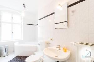 柏林Sunny Studio at Wismarplatz的白色的浴室设有水槽和卫生间。