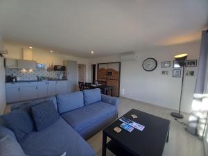 拉戈斯Manuel Apartment - Belch1952的客厅配有蓝色的沙发和桌子