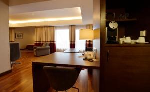 拉斯特鲁斯特希酒店的酒店的客房,配有一张书桌和一部电话