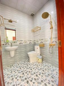 昆岛Hotel Hải Trường的浴室配有盥洗盆、卫生间和盥洗盆。