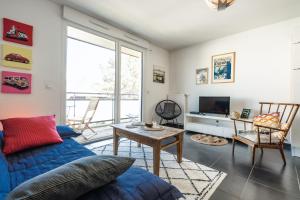 安锡CABANA & Le Manoir - Proche du Lac的客厅配有蓝色的沙发和桌子