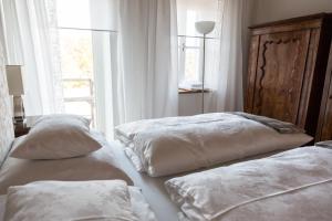 Berghausen文扎里提蒙特酒庄度假屋的一间卧室设有两张床和窗户。