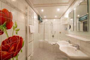 米特尔贝格德尔克莱恩瓦尔赛塔勒罗森霍夫旅馆的浴室配有两个盥洗盆和浴缸。
