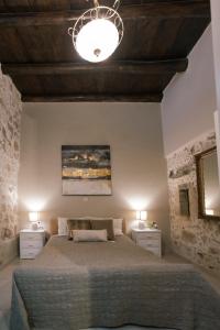 普林斯Casa del Maestro的一间卧室配有床和2个床头柜
