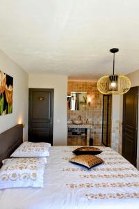 卡利昂Chambre d'hôtes Cottes的一间卧室配有一张大床和一个吊灯。