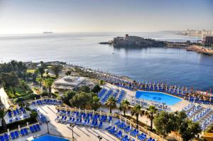 圣朱利安斯马耳他科林西亚海滩海滨度假酒店的享有带游泳池和海洋的度假村的空中景致