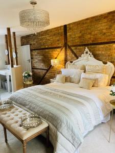 米尔顿凯恩斯The Willowford的卧室配有一张白色大床和木墙