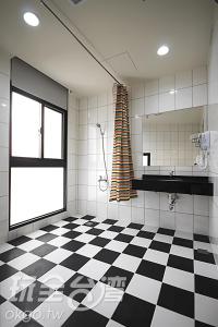 埔里可可摩铁时尚旅店的浴室铺有黑白格子地板。