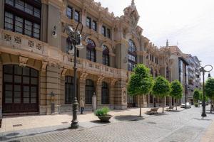 阿维莱斯Apartamento Palacio Valdés, centro Avilés, con parking的大型建筑前的街道