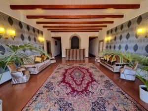 卡斯特利纳-因基安蒂Agriturismo Villa Godenano - Pool&Relax的带沙发和大地毯的客厅