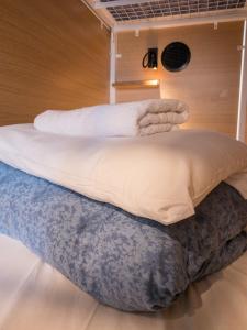 伦敦卡姆登斯马特旅舍的床上有毛巾
