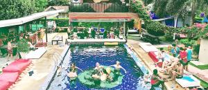 哈林海滩WET! a Pool Party Hostel by Wild & Wandering的一群人在游泳池里