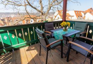 耶拿Ferienwohnung Jenzigblick的阳台的天井配有桌椅