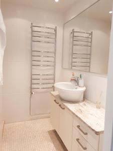 萨斯塔马拉Ellivuori Resort Hehku的白色的浴室设有水槽和淋浴。