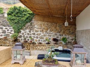 托雷斯Casitapados的一个带游泳池和石墙的庭院