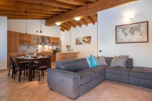 帕拉蒂科Casa del Gatto的客厅配有沙发和桌子