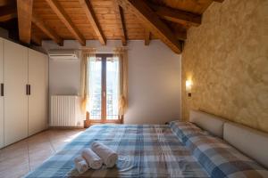 帕拉蒂科Casa del Gatto的一间卧室配有一张床,上面有两条毛巾