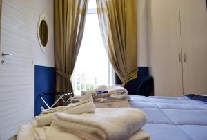 那不勒斯Il Viaggio di Dante Historical Center的一间设有两张床铺和毛巾的房间