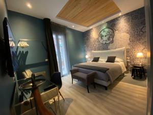 福贾Residenze Romano Ristorante & SPA albergo diffuso - WHITE的一间卧室配有一张特大号床和一把椅子