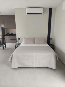 雷孔基斯塔LA ESQUINA MONOAMBIENTE的一间卧室配有一张带白色毯子的大床