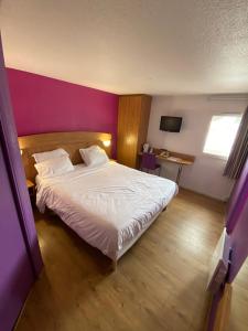 加来海滨酒店的一间卧室配有一张白色大床和紫色墙壁
