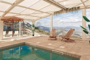 拉梅戈Paraíso Douro AL的一座带游泳池和两把椅子的房子