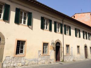 比萨San Tommaso的一座带绿色百叶窗的古老建筑