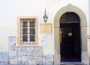 比萨San Tommaso的一座有门和标志的建筑,上面写着一个叫做“sanfrancisco”的咖啡馆