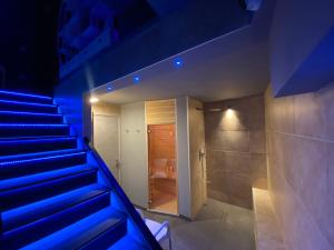 福贾Residenze Romano Ristorante & SPA albergo diffuso - WHITE的楼梯通往带淋浴的浴室