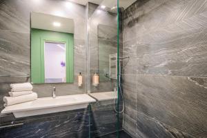 阿格拉泰布里亚恩扎Mercure Milano Agrate Brianza的一间带水槽和淋浴的浴室