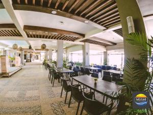 Miami Heat Beach Resort powered by Cocotel餐厅或其他用餐的地方