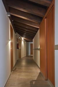 阿维拉María Pacheco Hotel Boutique的带有木天花板的办公楼走廊