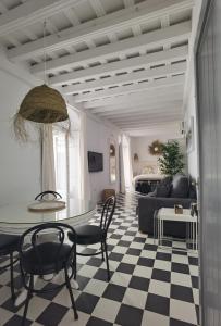麦地那西多尼亚Casa del Sacramento - CASITA CON ENCANTO的客厅配有桌椅和沙发