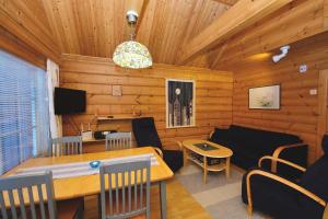 列维Villiporo Cabin Levi的客厅配有沙发和桌子