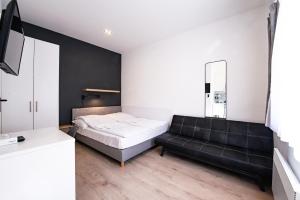 布达佩斯Chesscom Apartments的一间卧室配有一张床和一张沙发