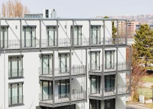 斯图加特livisit bergapartments的公寓大楼的一侧设有阳台