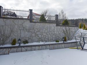 佩霍维采Willa Na Złotym Widoku的地面上积雪的石头围栏