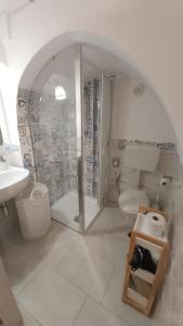 普蒂尼亚诺Il Vicolo b&b的带淋浴、卫生间和盥洗盆的浴室