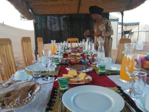 Luxury Camp desert Maroc Tours餐厅或其他用餐的地方