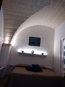 法维尼亚纳Case Vacanze Mio Sogno的一间带一张床铺的卧室,位于带天花板的房间内