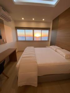 恩卡纳西翁25 homeApart的一间卧室配有一张床、一张书桌和一个窗户。