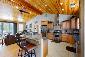 巴斯莱克Murray Lake Retreat的大型厨房设有木制天花板和吊扇。
