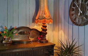 斯克拉斯卡波伦巴Domek Artysty的木桌顶上的灯