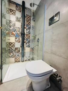布宜诺斯艾利斯Hotel Chemin的一间带卫生间和玻璃淋浴间的浴室