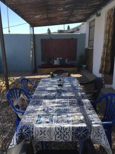 La Puebla de MontalbánCasita Colibrí的一张桌子上布满了蓝白的桌布