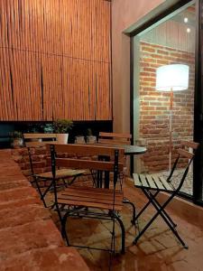 墨西哥城Mina 32 - Coyoacan的配有桌椅和砖墙的房间