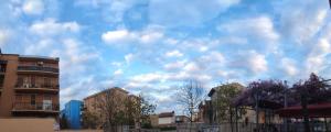 维罗纳Il Glicine的城市建筑物上方的云天